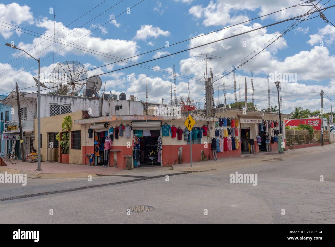 Via commerciale con negozi e ristoranti, Bacalar, Quintana Roo, Messico Foto Stock