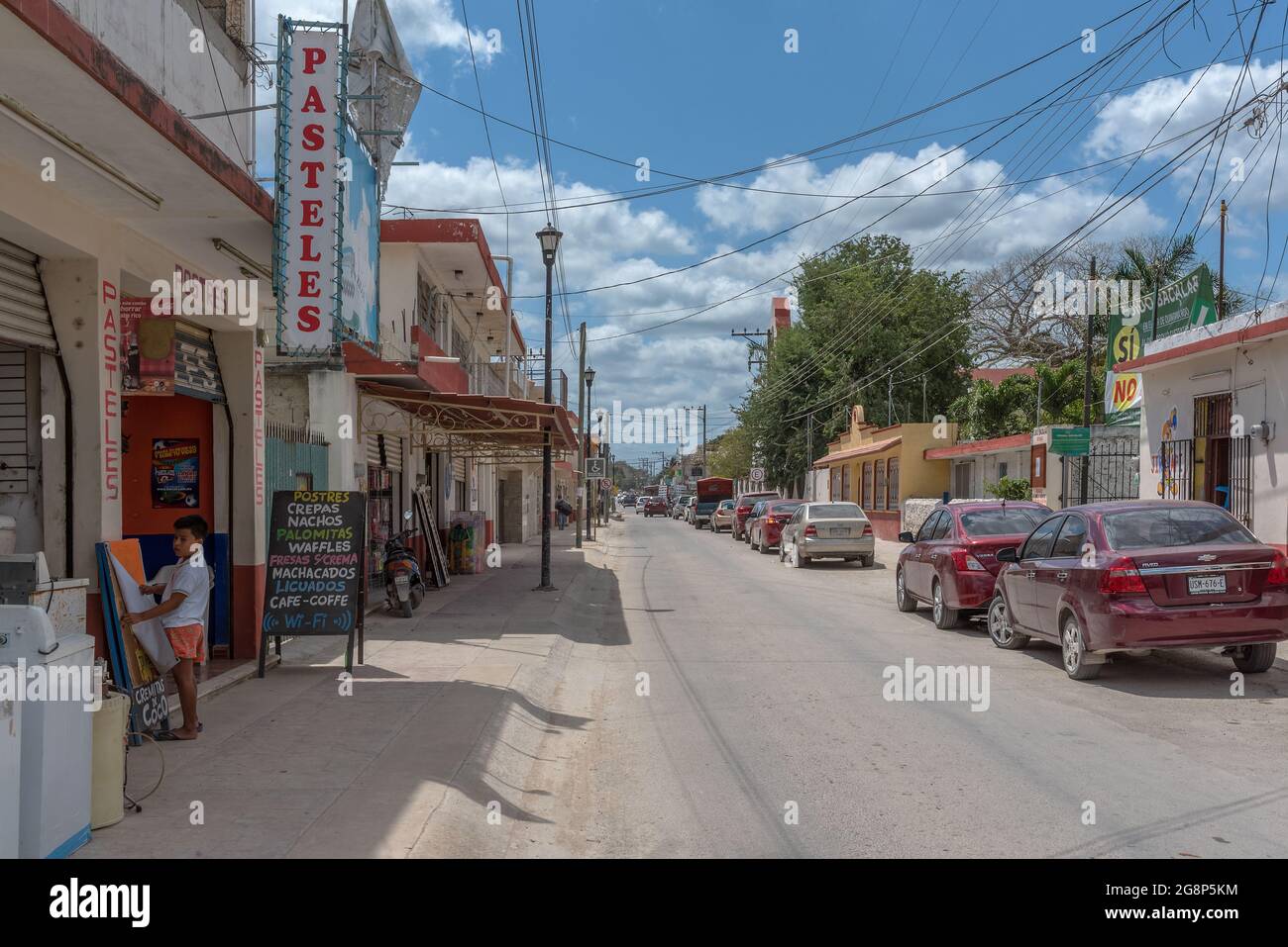 Via commerciale con negozi e ristoranti, Bacalar, Quintana Roo, Messico Foto Stock
