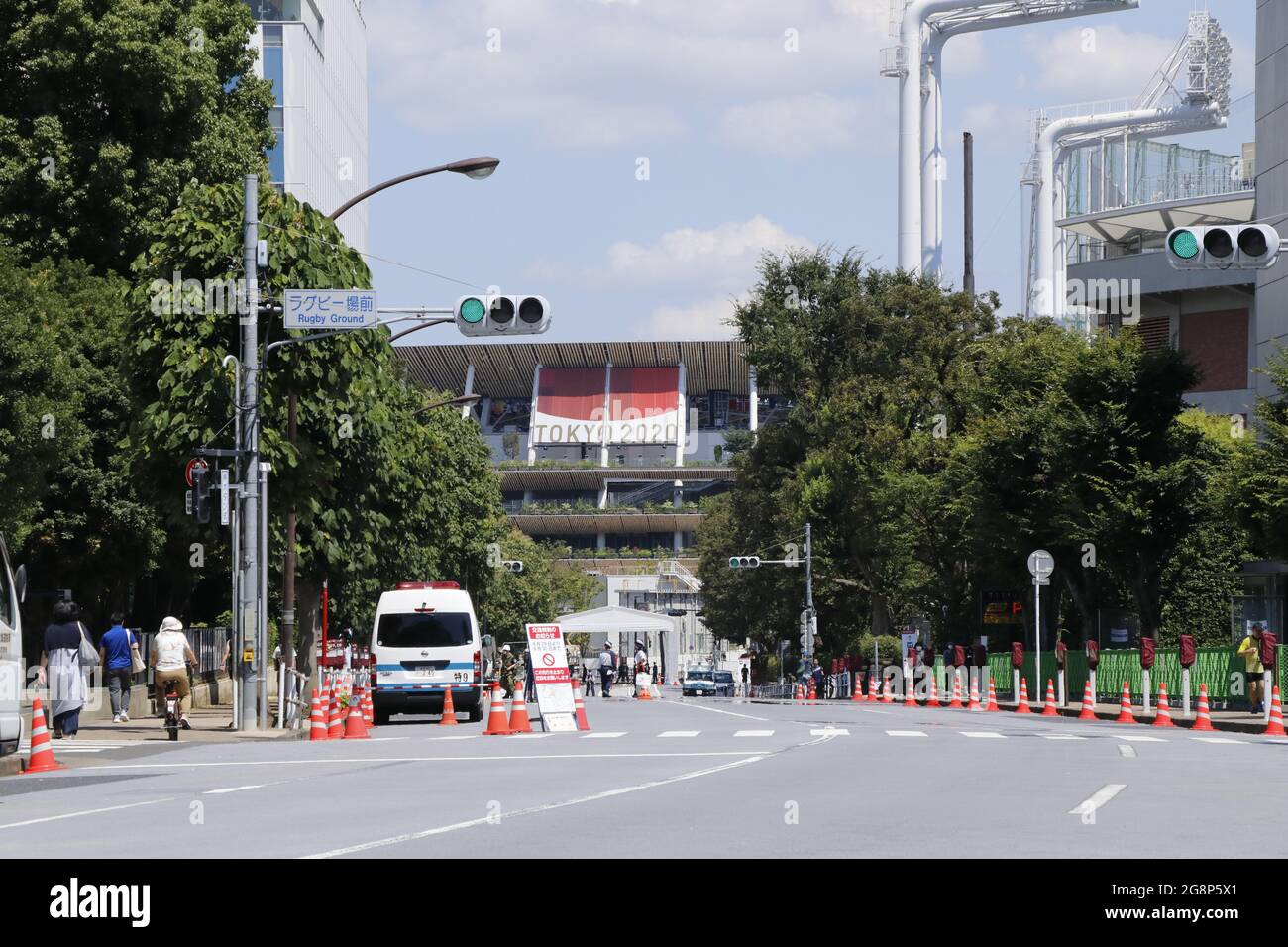 Il traffico è controllato intorno allo Stadio Nazionale, la sede principale dei Giochi Olimpici di Tokyo 2020. Foto Stock
