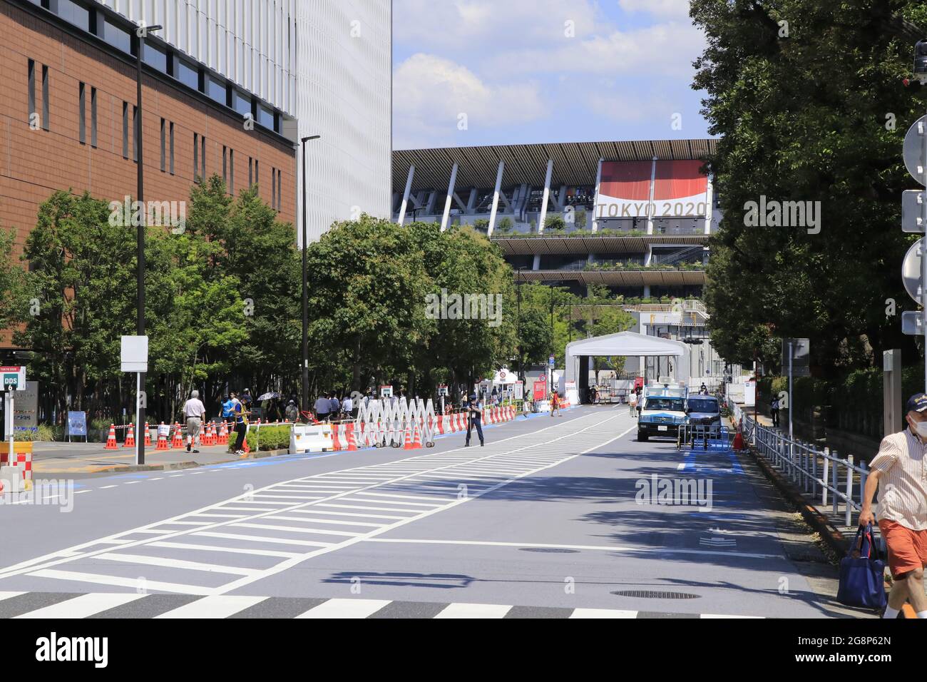 Il traffico è controllato intorno allo Stadio Nazionale, la sede principale dei Giochi Olimpici di Tokyo 2020. Foto Stock