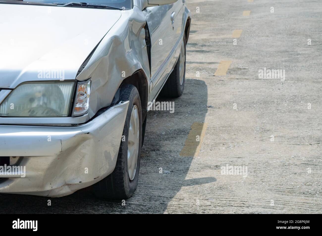 i segni spaventati sulla carrozzeria della vettura anteriore sinistra, che vengono accidentalmente colpiti dalla motocicletta ad azionamento rapido, mostrano lo specchio rotto della copertura della torcia elettrica Foto Stock