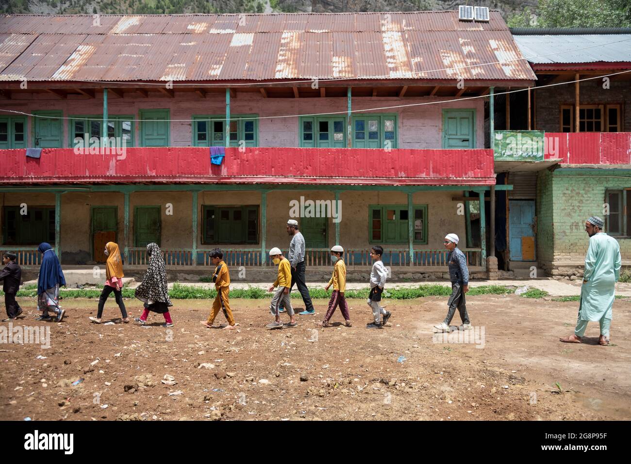 Bandipora, India. 22 luglio 2021. I bambini della scuola camminano all'interno dei locali della loro scuola a Dawar, Gurez.Gurez si trova lungo la LOC (linea di controllo) nella parte settentrionale del Kashmir. Le persone a Gurez sono i Dard-Shins con la loro ascendenza che vivono a Gilgit in Pakistan. Le caratteristiche e l'abbigliamento del Dard sono simili al Kashmiris. (Foto di Idrees Abbas/SOPA Images/Sipa USA) Credit: Sipa USA/Alamy Live News Foto Stock