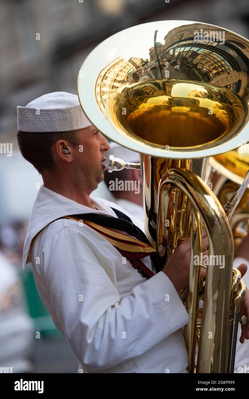 Glasgow, Scozia, Regno Unito. 21 luglio 2021. NELLA FOTO: La band che è apparsa nel ritorno della scena della parata degli astronauti, sta suonando il vero e proprio tema dal vivo per Indian Jones, attirando una grande folla di spettatori. Girando sul set di Indiana Jones 5 nel centro di Glasgow, il campione d'incassi di Hollywood imposta Glasgow come New York City. Si può vedere una produzione completa, con un grande cast, produttori ed extra. Il centro della città è stato cambiato in modo che tutti i negozi e gli edifici assomiglia a 1959 America. Credito: Colin Fisher Foto Stock