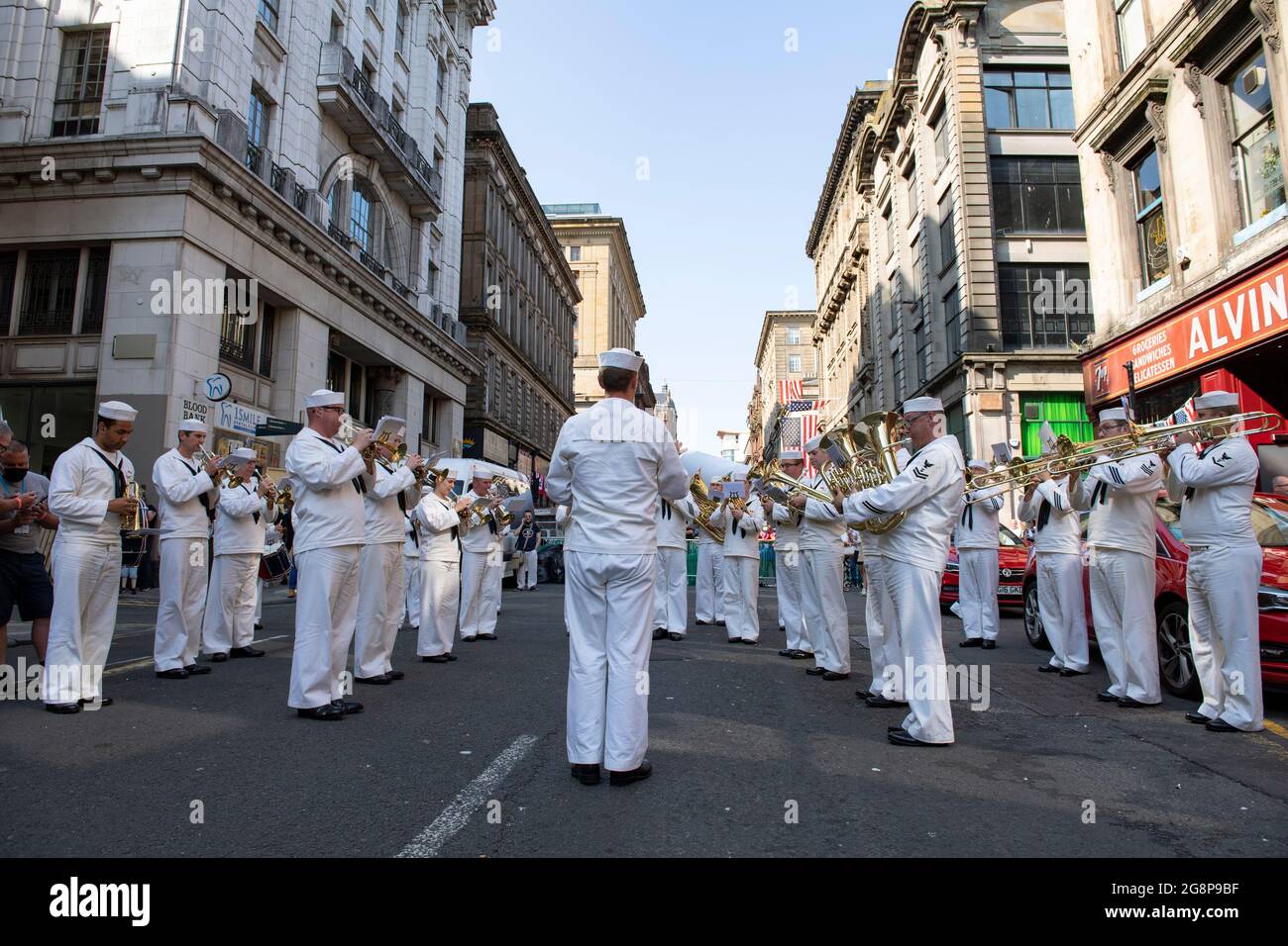 Glasgow, Scozia, Regno Unito. 21 luglio 2021. NELLA FOTO: La band che è apparsa nel ritorno della scena della parata degli astronauti, sta suonando il vero e proprio tema dal vivo per Indian Jones, attirando una grande folla di spettatori. Girando sul set di Indiana Jones 5 nel centro di Glasgow, il campione d'incassi di Hollywood imposta Glasgow come New York City. Si può vedere una produzione completa, con un grande cast, produttori ed extra. Il centro della città è stato cambiato in modo che tutti i negozi e gli edifici assomiglia a 1959 America. Credito: Colin Fisher Foto Stock