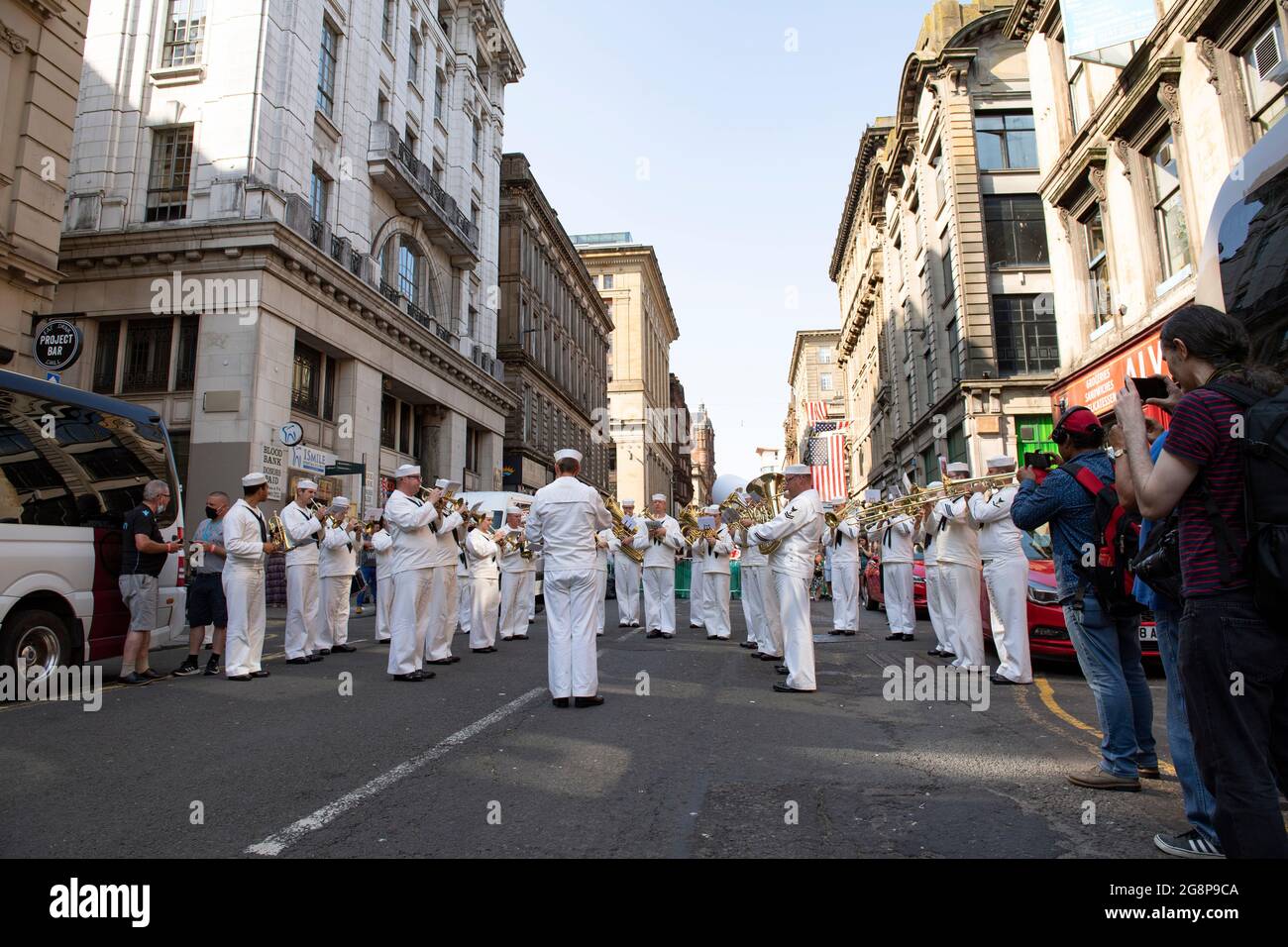 Glasgow, Scozia, Regno Unito. 21 luglio 2021. NELLA FOTO: La band che è apparsa nel ritorno della scena della parata degli astronauti, sta suonando il vero e proprio tema dal vivo per Indian Jones, attirando una grande folla di spettatori. Girando sul set di Indiana Jones 5 nel centro di Glasgow, il campione d'incassi di Hollywood imposta Glasgow come New York City. Si può vedere una produzione completa, con un grande cast, produttori ed extra. Il centro della città è stato cambiato in modo che tutti i negozi e gli edifici assomiglia a 1959 America. Credito: Colin Fisher Foto Stock