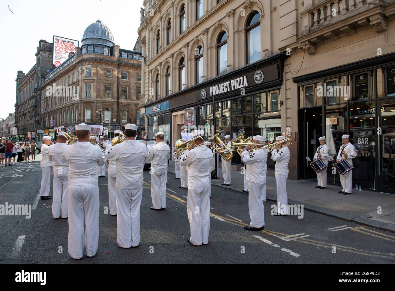 Glasgow, Scozia, Regno Unito. 21 luglio 2021. NELLA FOTO: La band che è apparsa nel ritorno della scena della parata degli astronauti, sta suonando il vero e proprio tema dal vivo per Indian Jones, attirando una grande folla di spettatori. Girando sul set di Indiana Jones 5 nel centro di Glasgow, il campione d'incassi di Hollywood imposta Glasgow come New York City. Si può vedere una produzione completa, con un grande cast, produttori ed extra. Il centro della città è stato cambiato in modo che tutti i negozi e gli edifici assomiglia a 1959 America. Credito: Colin Fisher Foto Stock