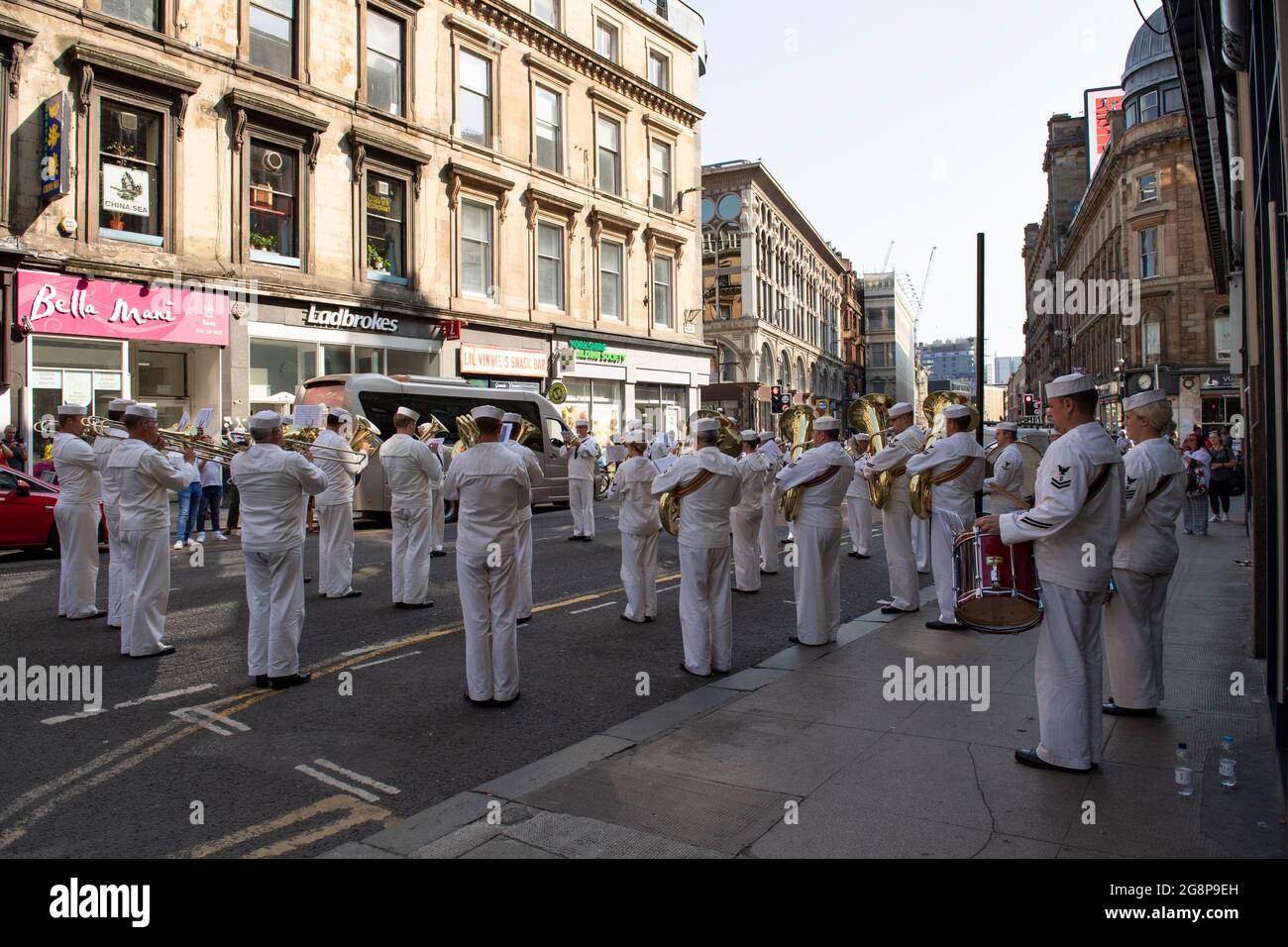 Glasgow, Scozia, Regno Unito. 21 luglio 2021. NELLA FOTO: La band che è apparsa nel ritorno della scena della parata degli astronauti, sta suonando il vero e proprio tema dal vivo per Indian Jones, attirando una grande folla di spettatori. Girando sul set di Indiana Jones 5 nel centro di Glasgow, il campione d'incassi di Hollywood imposta Glasgow come New York City. Si può vedere una produzione completa, con un grande cast, produttori ed extra. Il centro della città è stato cambiato in modo che tutti i negozi e gli edifici assomiglia a 1959 America. Credito: Colin Fisher Foto Stock