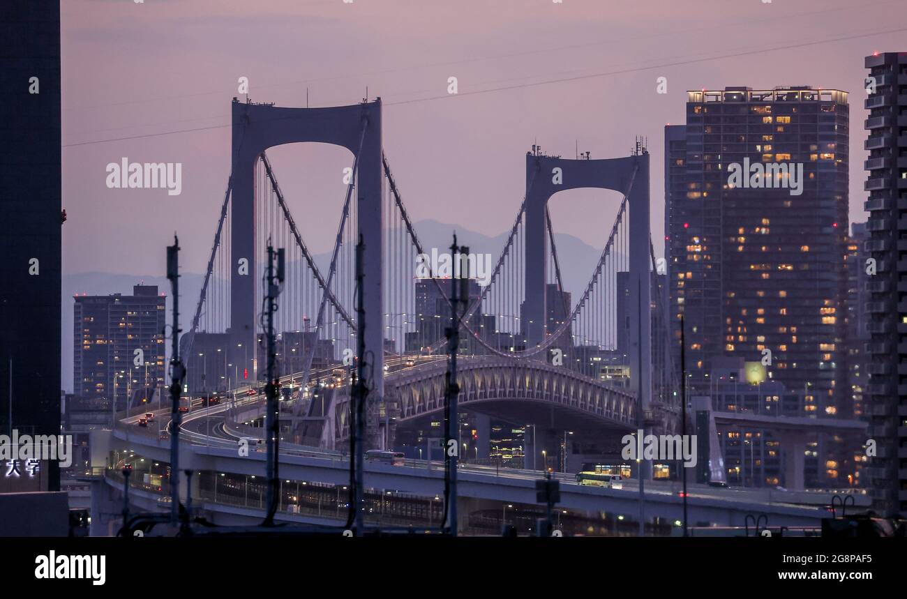 Tokio, Giappone. 22 luglio 2021. Una vista del Ponte dell'Arcobaleno di notte. Le Olimpiadi di Tokyo 2020 si terranno dal 23.07.2021 al 08.08.2021. Credit: Jan Woitas/dpa-Zentralbild/dpa/Alamy Live News Foto Stock