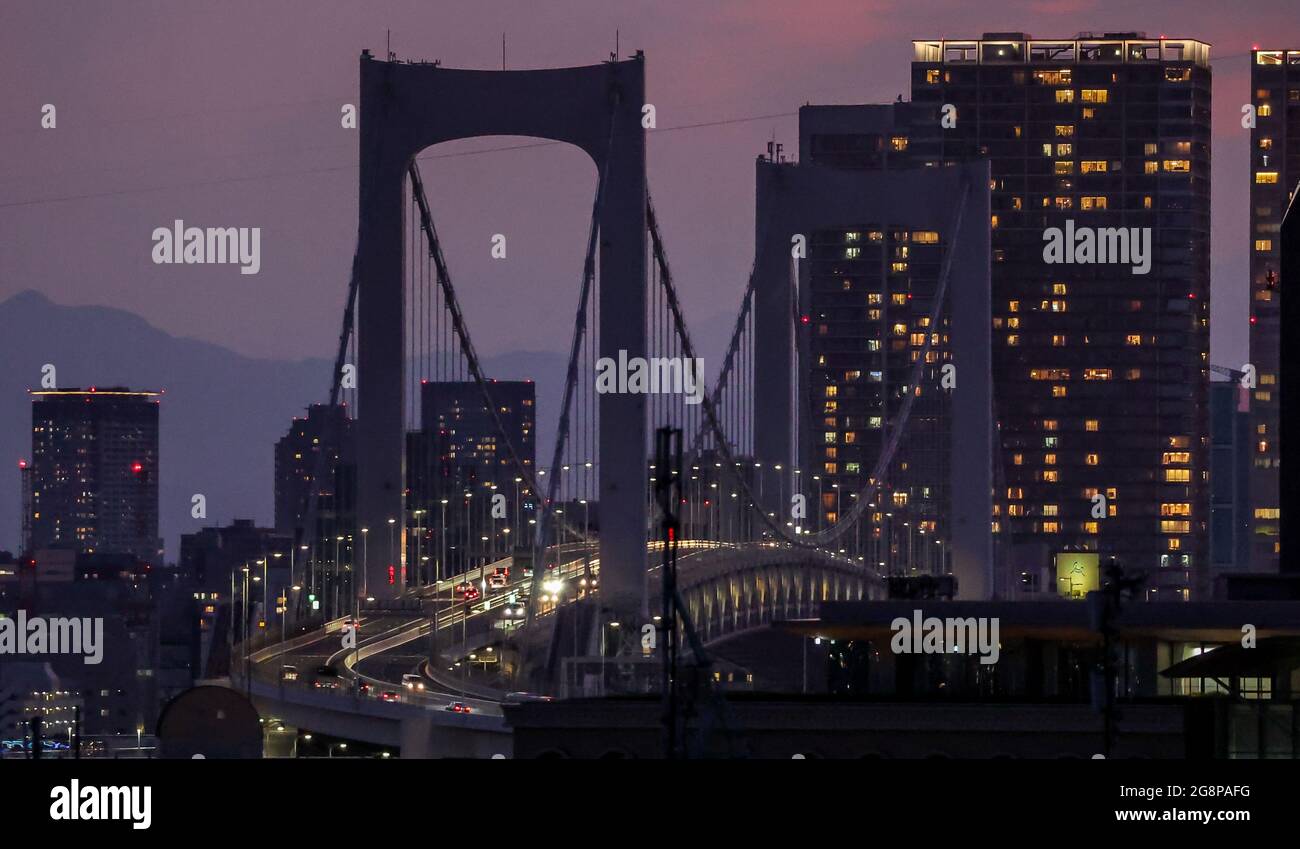 Tokio, Giappone. 22 luglio 2021. Una vista del Ponte dell'Arcobaleno di notte. Le Olimpiadi di Tokyo 2020 si terranno dal 23.07.2021 al 08.08.2021. Credit: Jan Woitas/dpa-Zentralbild/dpa/Alamy Live News Foto Stock