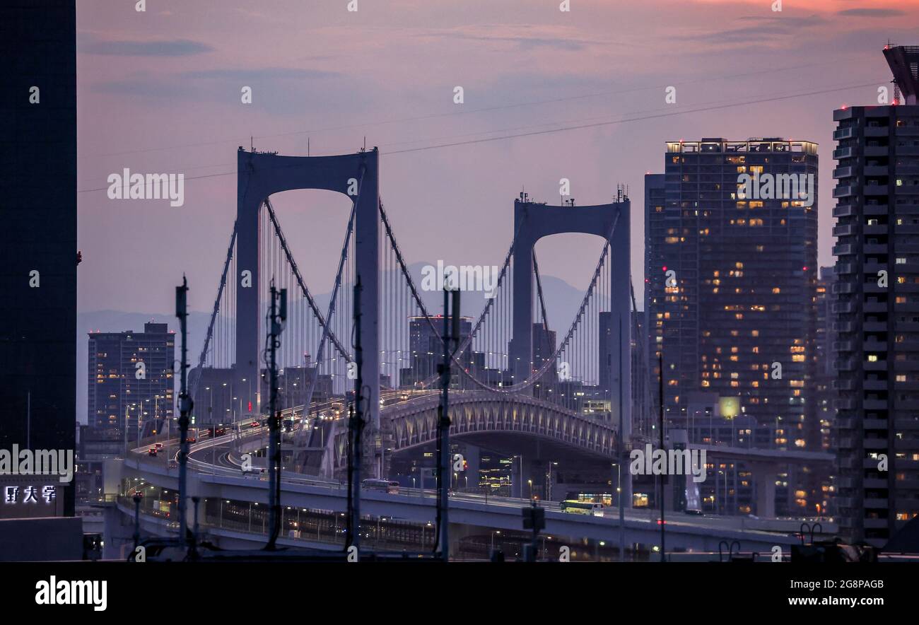 Tokio, Giappone. 22 luglio 2021. Una vista del Ponte dell'Arcobaleno di notte. Le Olimpiadi di Tokyo 2020 si terranno dal 23.07.2021 al 08.08.2021. Credit: Jan Woitas/dpa-Zentralbild/dpa/Alamy Live News Foto Stock