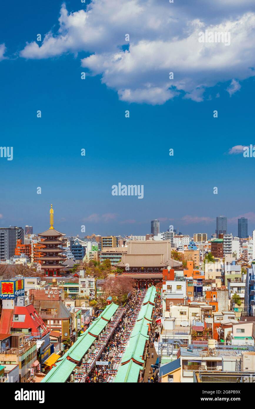 Vista della famosa strada senso-ji e Nakamise piena di persone sotto un cielo blu ad Asakusa Foto Stock