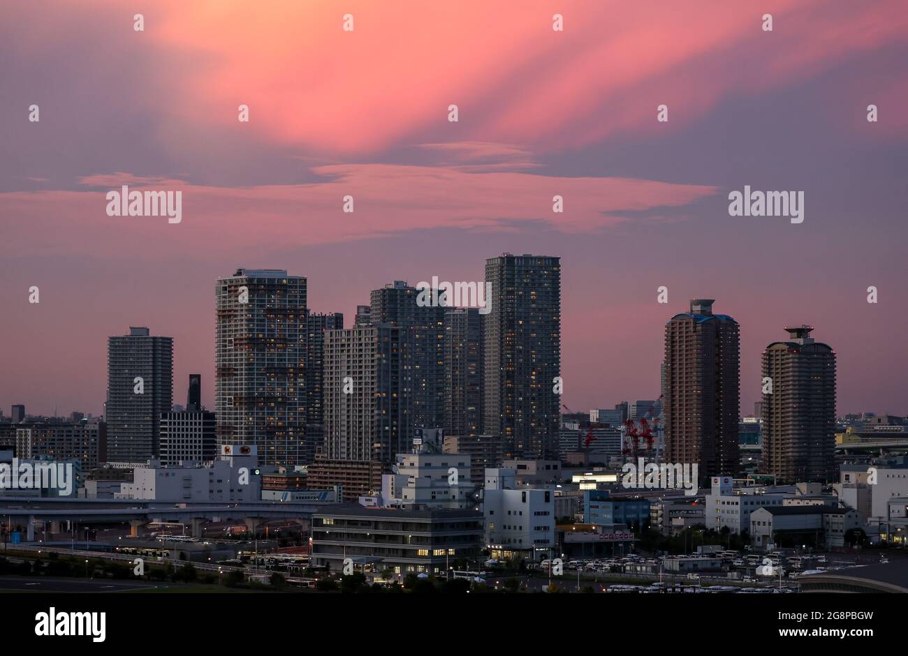 Tokio, Giappone. 22 luglio 2021. Vista sulla città di Tokyo Bayside di notte. Le Olimpiadi di Tokyo 2020 si terranno dal 23.07.2021 al 08.08.2021. Credit: Jan Woitas/dpa-Zentralbild/dpa/Alamy Live News Foto Stock