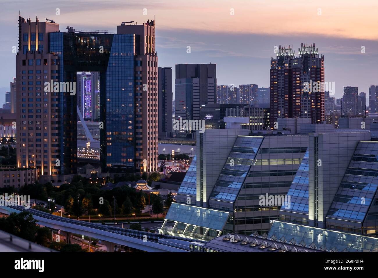 Tokio, Giappone. 22 luglio 2021. Una vista dell'Hotel Trusty Tokyo Bayside (l) di notte. Le Olimpiadi di Tokyo 2020 si terranno dal 23.07.2021 al 08.08.2021. Credit: Jan Woitas/dpa-Zentralbild/dpa/Alamy Live News Foto Stock