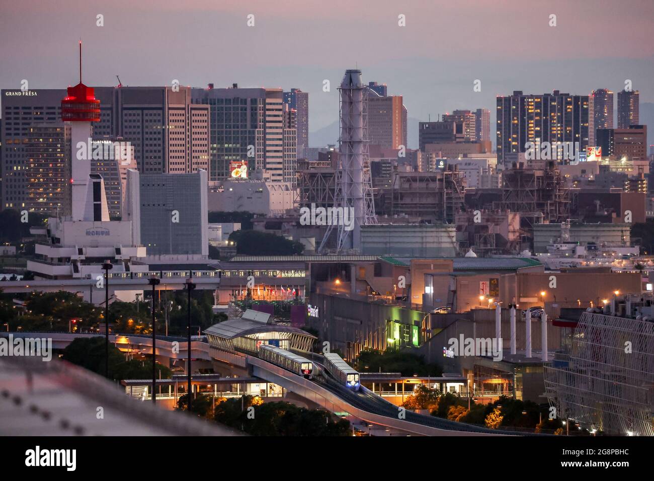 Tokio, Giappone. 22 luglio 2021. Vista sulla città di Tokyo Bayside di notte. Le Olimpiadi di Tokyo 2020 si terranno dal 23.07.2021 al 08.08.2021. Credit: Jan Woitas/dpa-Zentralbild/dpa/Alamy Live News Foto Stock