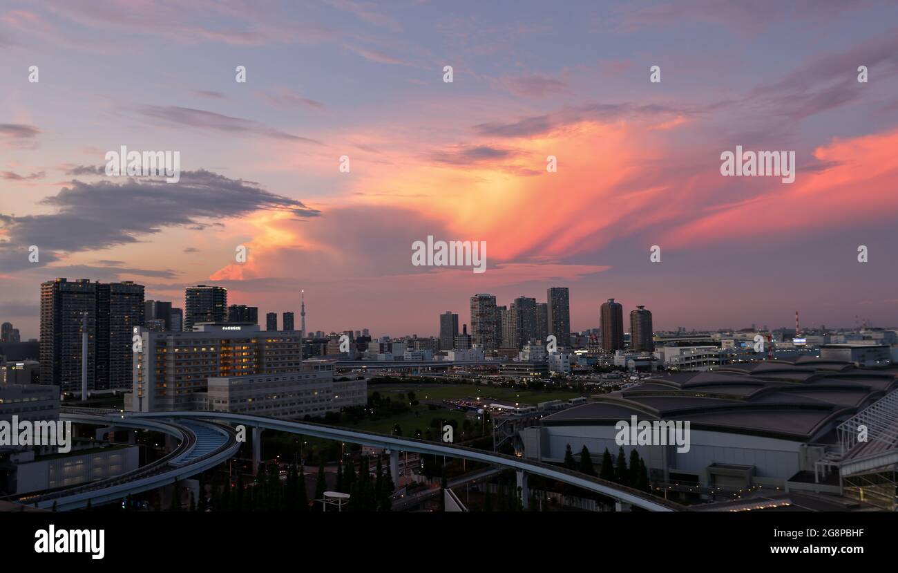 Tokio, Giappone. 22 luglio 2021. Vista sulla città di Tokyo Bayside di notte. Le Olimpiadi di Tokyo 2020 si terranno dal 23.07.2021 al 08.08.2021. Credit: Jan Woitas/dpa-Zentralbild/dpa/Alamy Live News Foto Stock