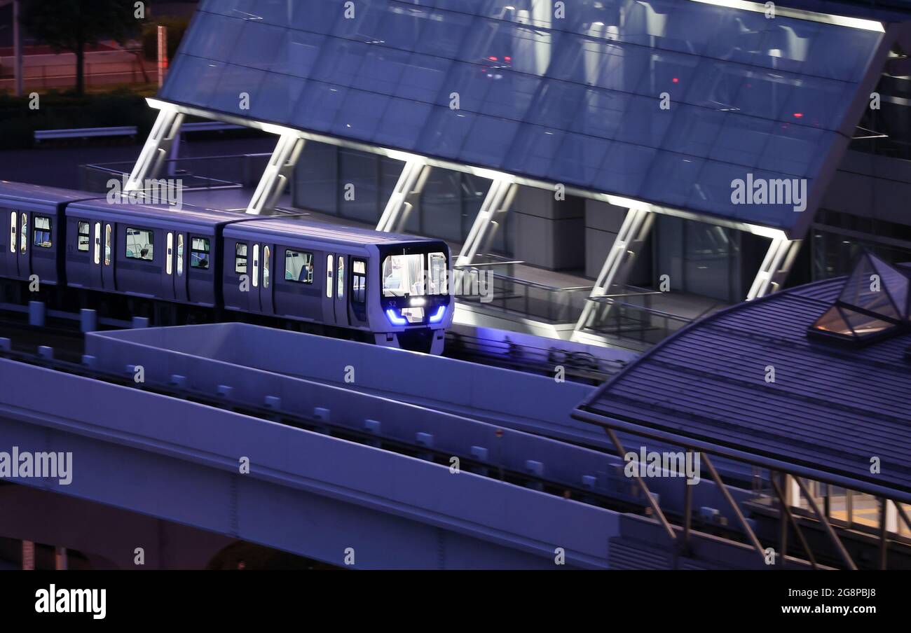 Tokio, Giappone. 22 luglio 2021. Vista della Tokyo Big Sight fermata di notte. Le Olimpiadi di Tokyo 2020 si terranno dal 23.07.2021 al 08.08.2021. Credit: Jan Woitas/dpa-Zentralbild/dpa/Alamy Live News Foto Stock