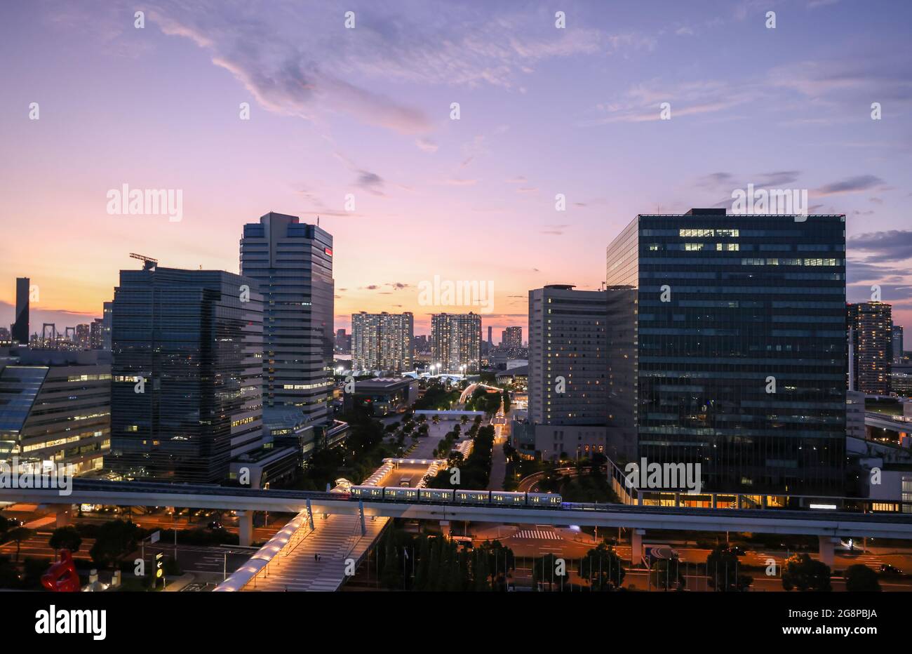 Tokio, Giappone. 22 luglio 2021. Vista sulla città di Tokyo Bayside di notte. Le Olimpiadi di Tokyo 2020 si terranno dal 23.07.2021 al 08.08.2021. Credit: Jan Woitas/dpa-Zentralbild/dpa/Alamy Live News Foto Stock