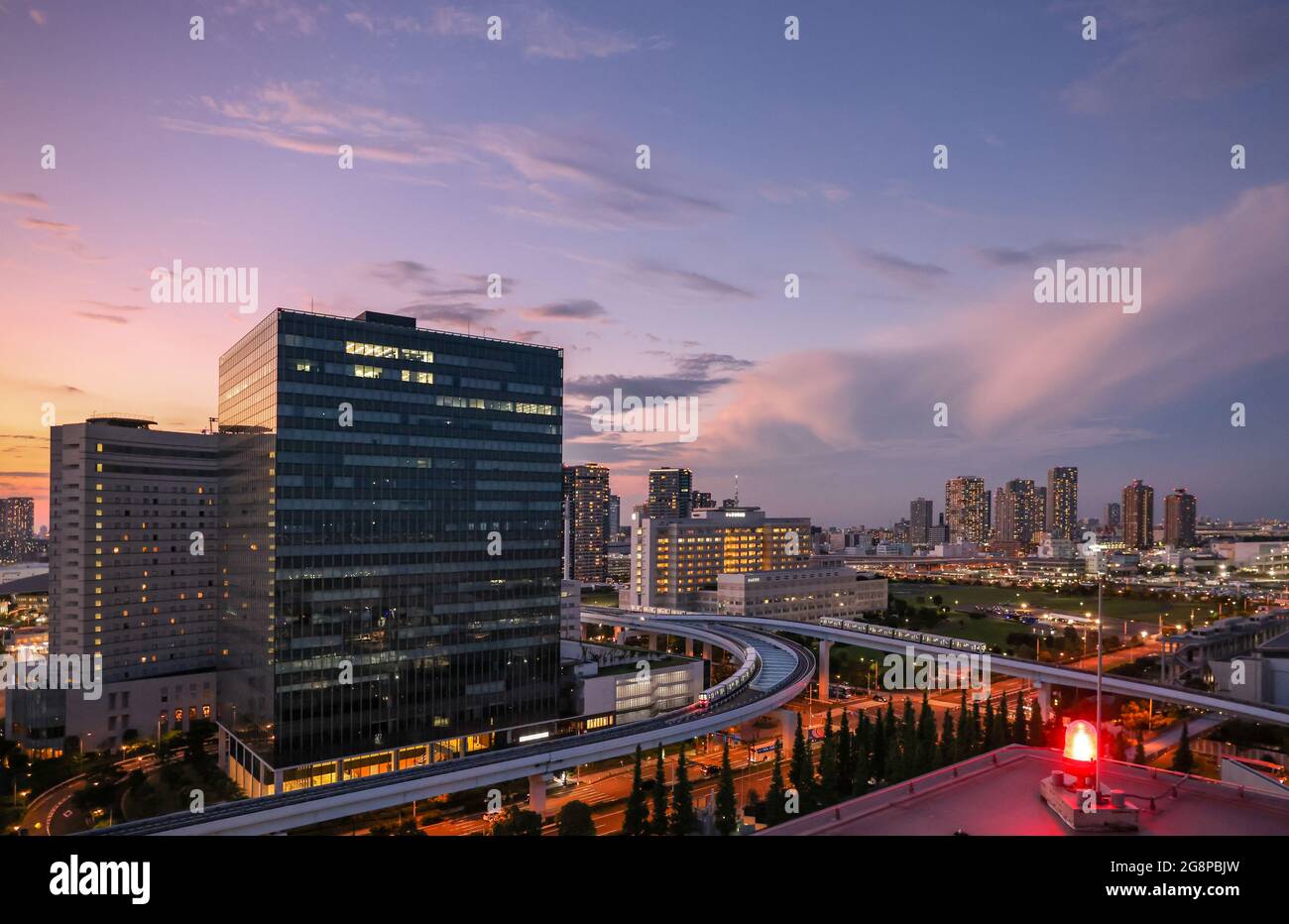 Tokio, Giappone. 22 luglio 2021. Vista sulla città di Tokyo Bayside di notte. Le Olimpiadi di Tokyo 2020 si terranno dal 23.07.2021 al 08.08.2021. Credit: Jan Woitas/dpa-Zentralbild/dpa/Alamy Live News Foto Stock