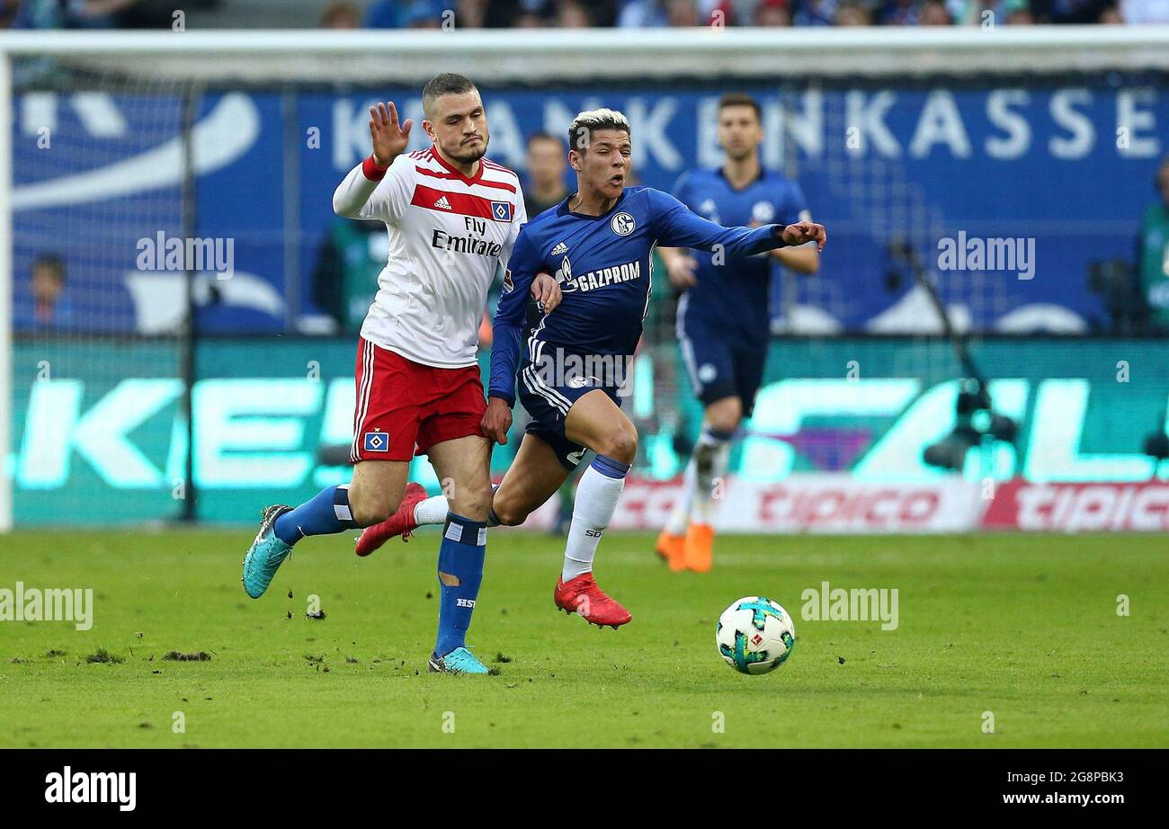 primo: 07.04.2018 calcio, stagione 2017/2018 1. Bundesliga: HSV Hamburg Hamburg Hamburger Sportverein - FC Schalke 04 Schalke, Amine Harit in duello con Papadopoulos, Foto Stock