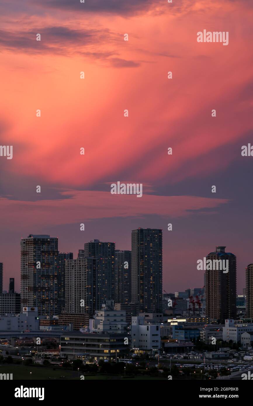Tokio, Giappone. 22 luglio 2021. Vista sulla città di Tokyo Bayside di notte. Le Olimpiadi di Tokyo 2020 si terranno dal 23.07.2021 al 08.08.2021. Credit: Jan Woitas/dpa-Zentralbild/dpa/Alamy Live News Foto Stock