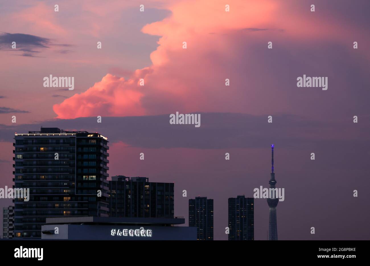 Tokio, Giappone. 22 luglio 2021. Vista sulla città di Tokyo Bayside di notte. Le Olimpiadi di Tokyo 2020 si terranno dal 23.07.2021 al 08.08.2021. Credit: Jan Woitas/dpa-Zentralbild/dpa/Alamy Live News Foto Stock
