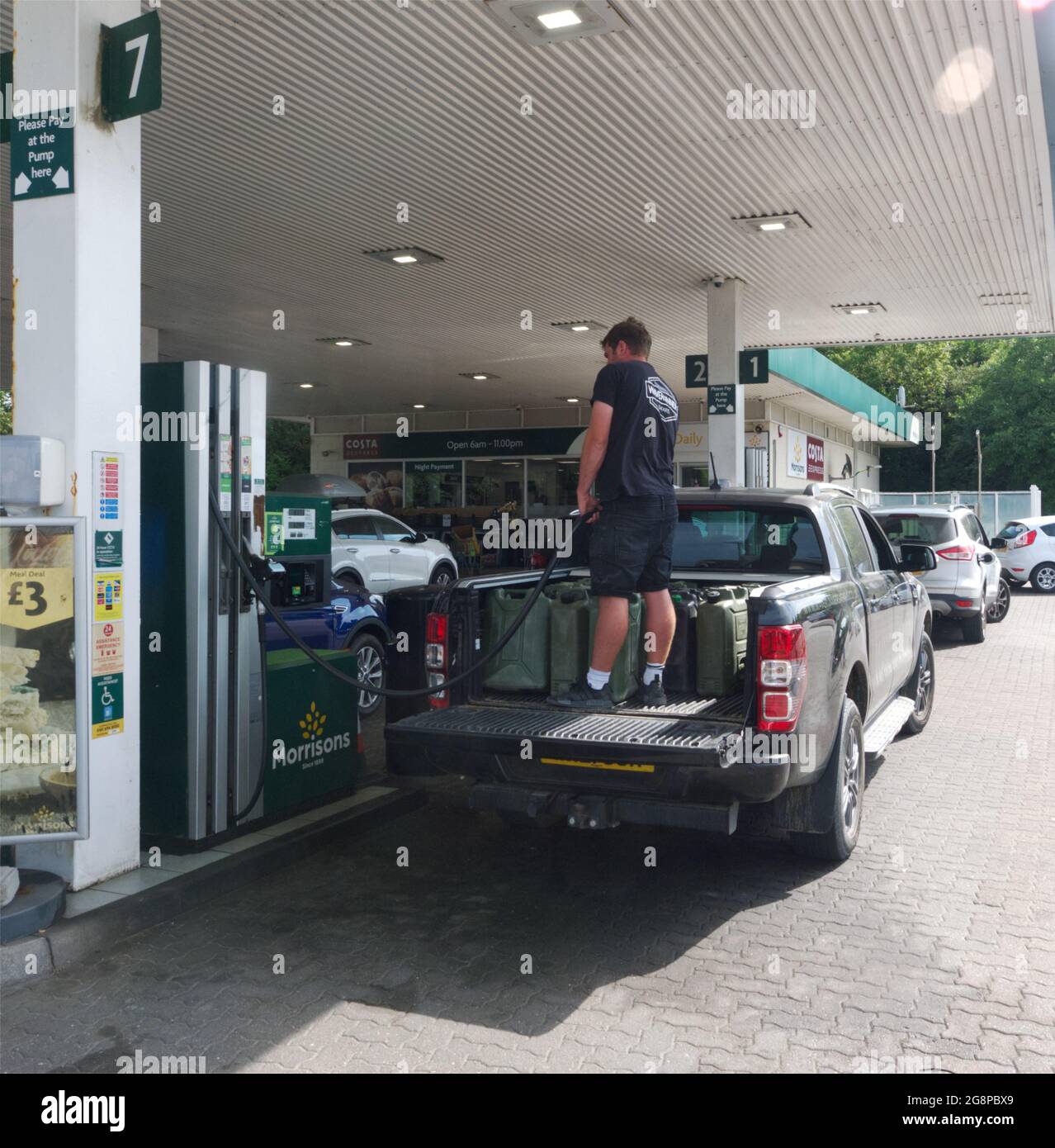 Newquay, Cornovaglia. 11:00 ore. Morrisons supermercato. La notizia dei ping di Govt Covid che effettuano le catene di fornitura e causano l'interruzione delle consegne di Supermarket spinge i clienti a fare la coda per riempire i serbatoi di carburante in caso di carenze . 22 luglio 2021. Credit: Robert Taylor/Alamy Live News Foto Stock