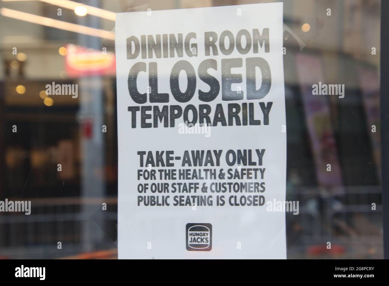 Sydney, Australia. 22 luglio 2021. La sala da pranzo del ristorante Hungry Jacks su George Street e' chiusa e viene offerto solo il servizio di take away a causa delle leggi di blocco. Credit: Richard Milnes/Alamy Live News Foto Stock