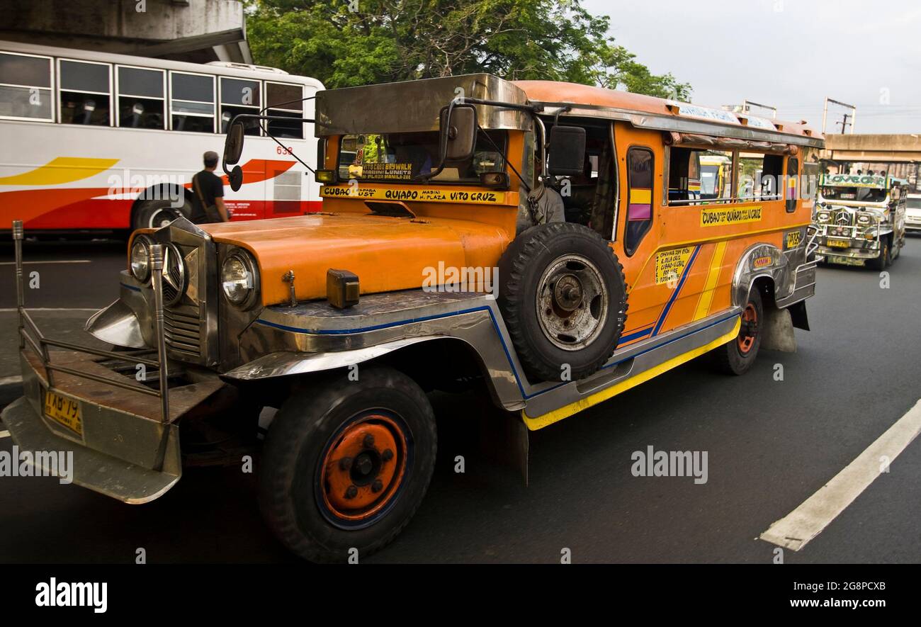 Jeepney il traffico nel centro di Manila, Filippine, Sud-est asiatico, in Asia Foto Stock