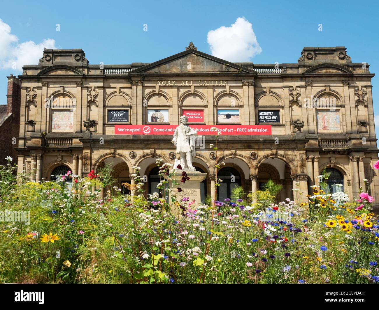 Prato urbano di fiori selvatici di fronte alla York Art Gallery in estate a Exhibition Square York Yorkshire Inghilterra Foto Stock