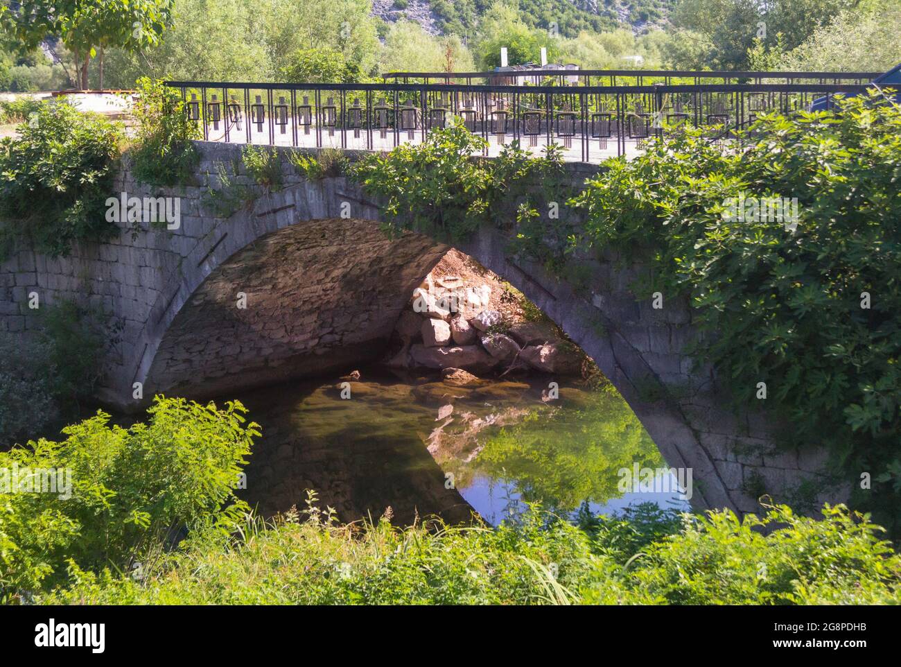 Bella vista del ponte medievale ad arco a Virpazar. Montenegro Foto Stock