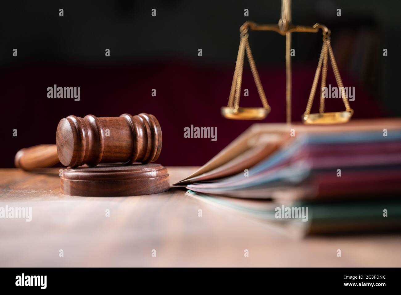 focus su hammer, gruppo di file sul tavolo del giudice coperto di polvere - concetto di vecchi casi pendenti o di lavoro in tribunale Foto Stock