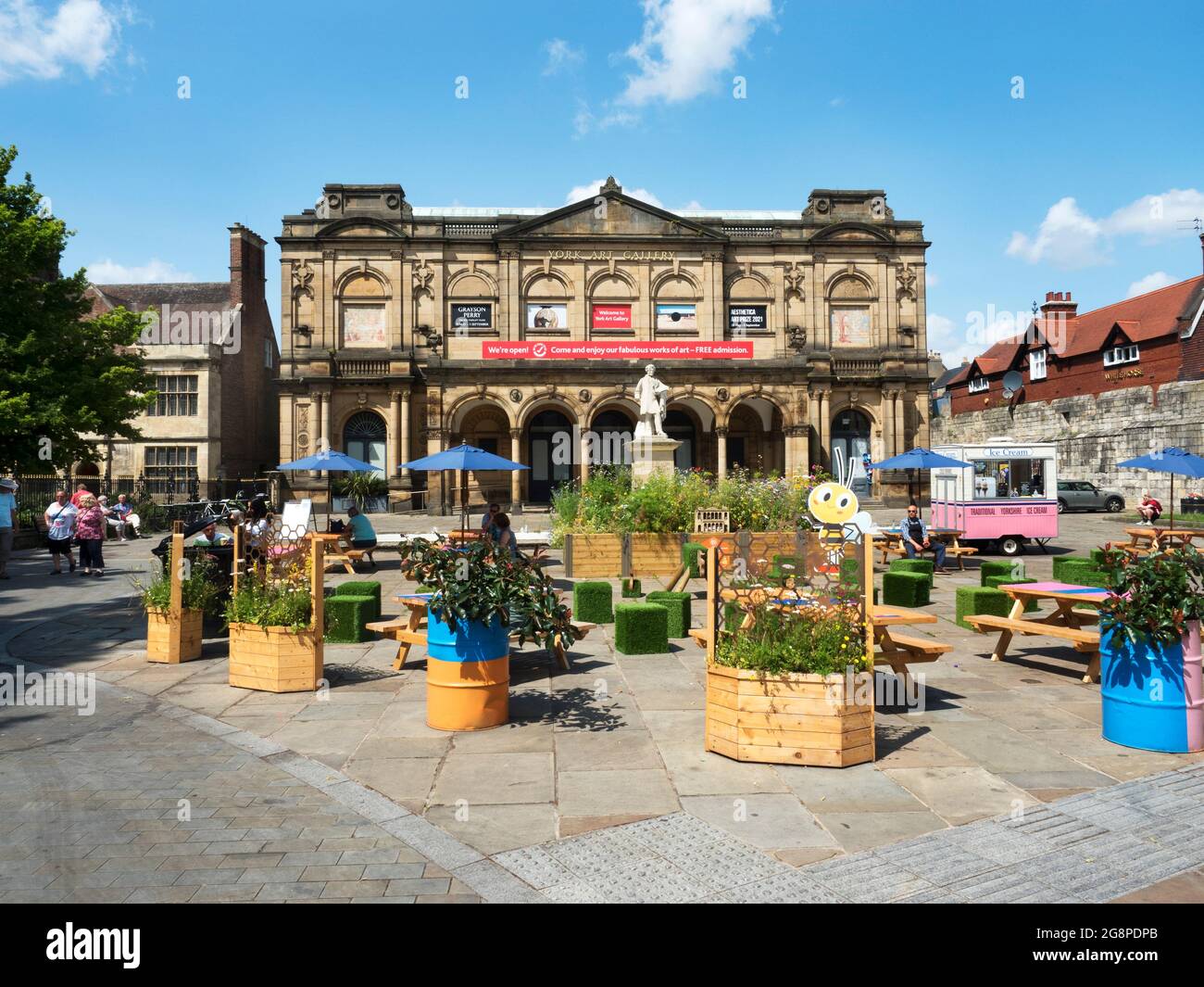 Posti a sedere in Exhibition Square di fronte alla York Art Gallery in estate York Yorkshire Inghilterra Foto Stock