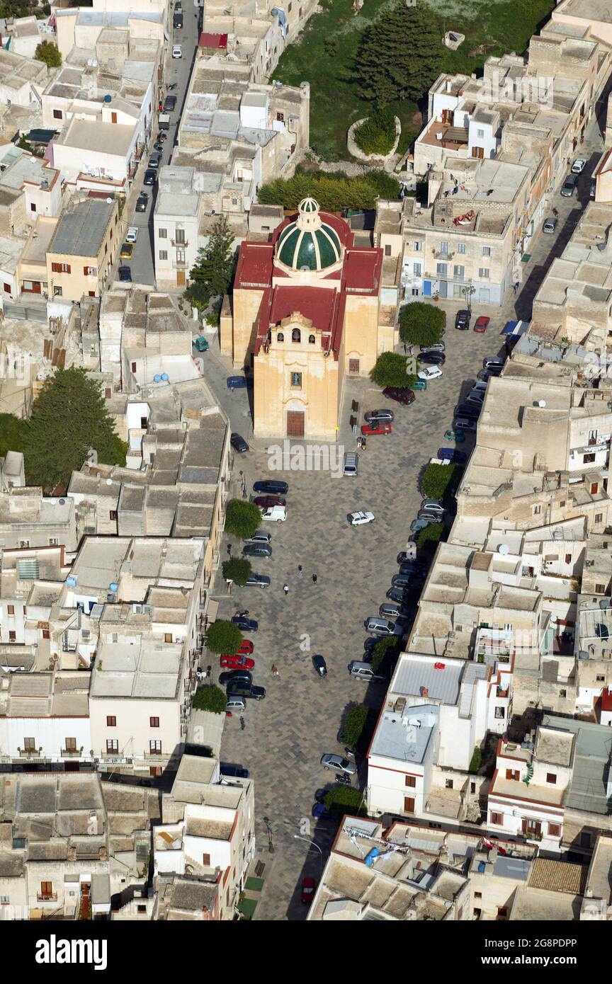 Veduta aerea, Chiesa Madre Maria SS. Immacolata, piazza Matrice, isola di Favignana, Isole Egadi, Sicilia, Italia, Europa Foto Stock