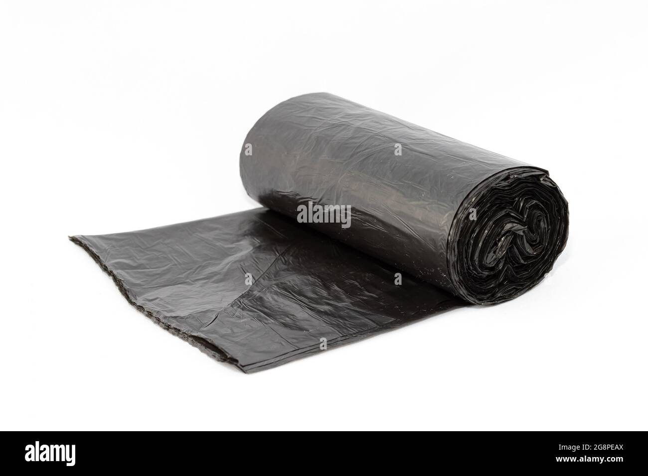 Sacchetti di polietilene nero per rifiuti su sfondo bianco - primo piano. Il Roll of Plastic Junk Package Foto Stock