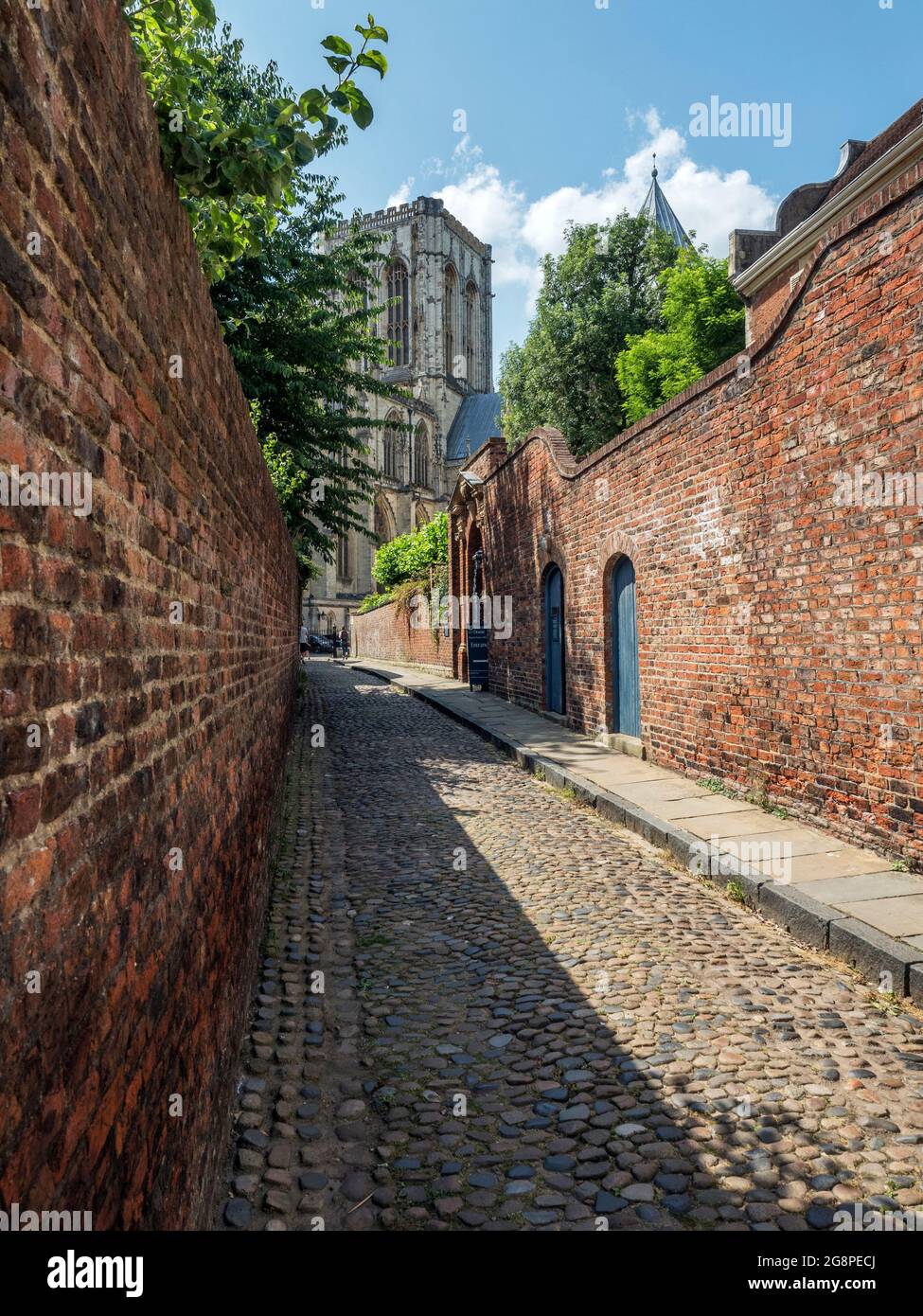 Guardando lungo la strada acciottolata Chapter House verso la cattedrale di York Yorkshire, Inghilterra Foto Stock