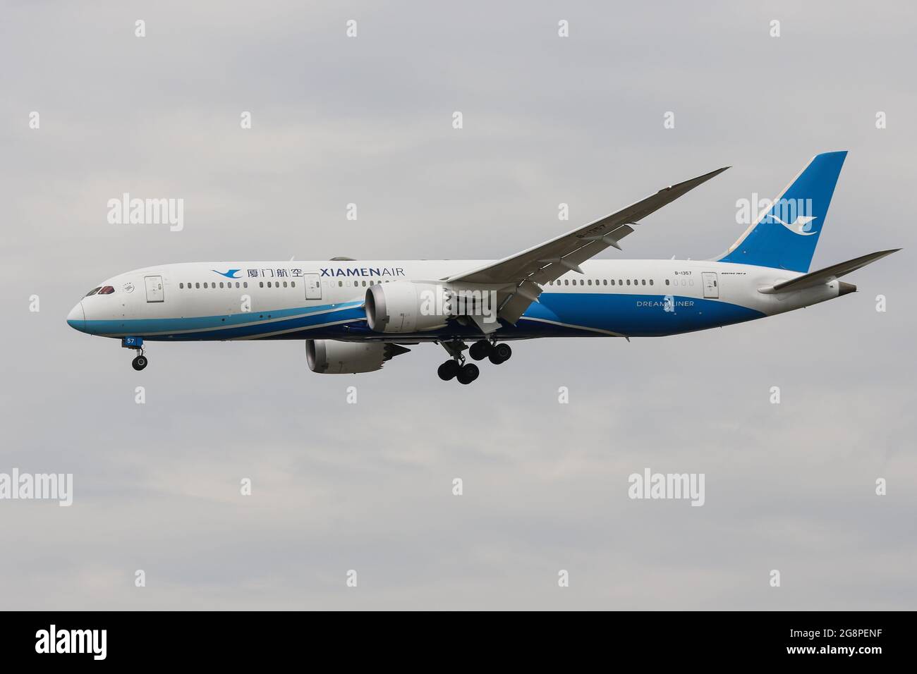 Un Boeing 787 che vola per Xiamen Air arriva all'aeroporto di Londra Heathrow Foto Stock