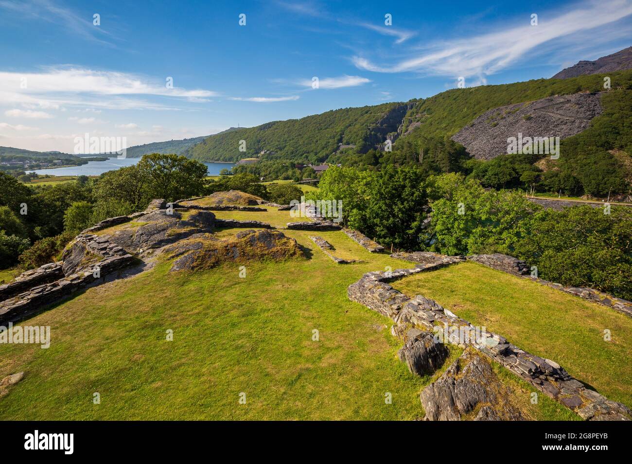 Le fondamenta delle torri e degli edifici in rovina del castello di Dolbadarn con Llyn Padarn sullo sfondo, Gwynedd, Galles del Nord Foto Stock