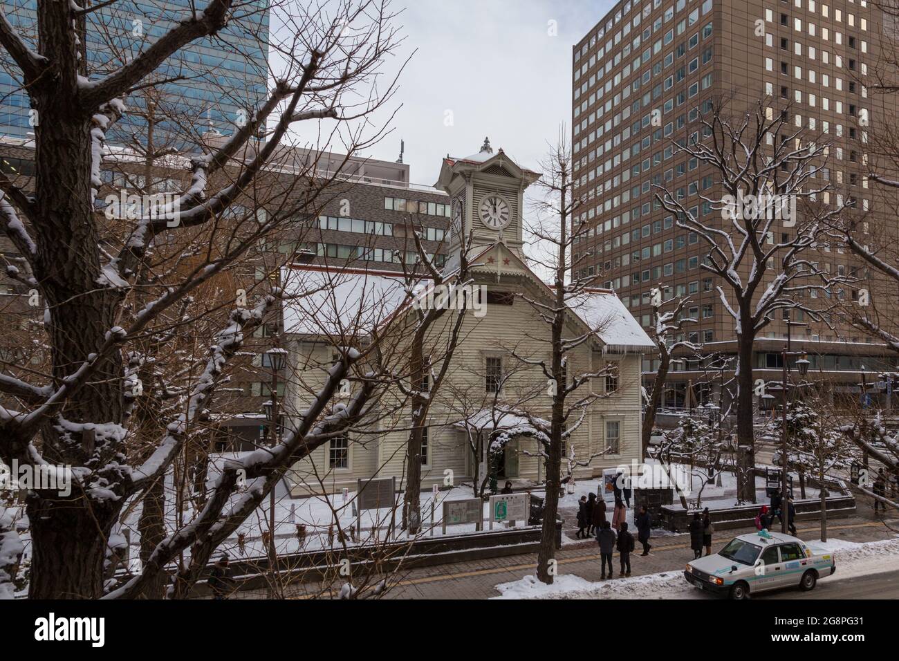 Sapporo, Giappone-Dicembre 26,2017: La Torre dell'Orologio di Sapporo è un simbolo di Hokkaido durante la stagione invernale. Questo edificio è una struttura in legno in stile americano Foto Stock