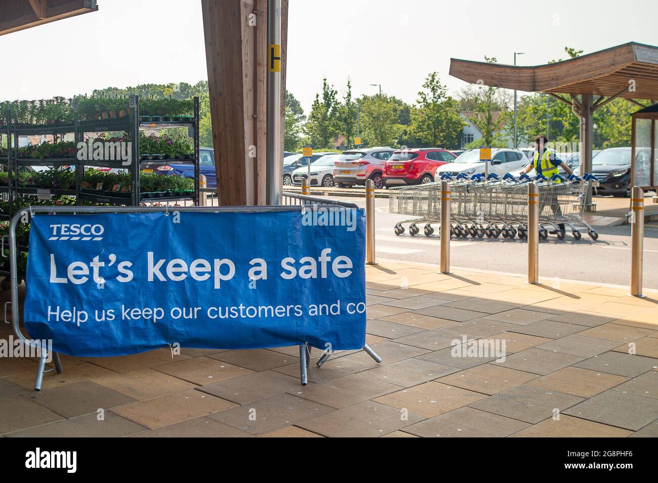 Taplow, Buckinghamshire, Regno Unito. 22 luglio 2021. La stragrande maggioranza delle persone che questa mattina andavano al supermercato Tesco indossava maschere facciali. Anche se le maschere facciali non sono più obbligatorie nei negozi a seguito di Boris Johnson che sollevano il blocco Covid-19 il lunedì, molte persone continuano a portarle come il numero di casi positivi Covid-19 spirale fuori controllo ancora una volta. Credit: Maureen McLean/Alamy Live News Foto Stock