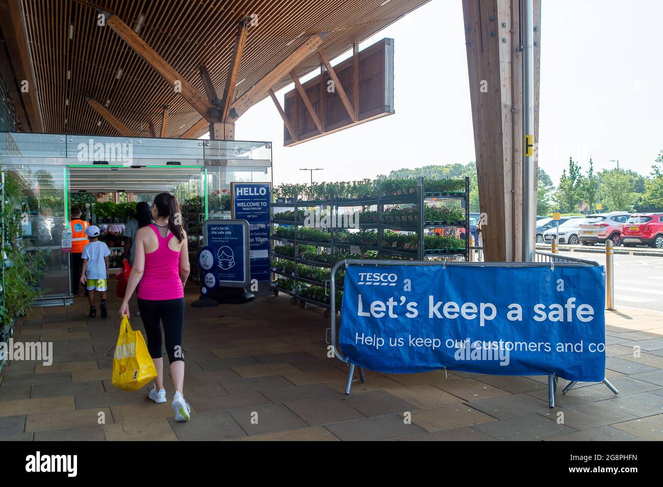 Taplow, Buckinghamshire, Regno Unito. 22 luglio 2021. La stragrande maggioranza delle persone che questa mattina andavano al supermercato Tesco indossava maschere facciali. Anche se le maschere facciali non sono più obbligatorie nei negozi a seguito di Boris Johnson che sollevano il blocco Covid-19 il lunedì, molte persone continuano a portarle come il numero di casi positivi Covid-19 spirale fuori controllo ancora una volta. Credit: Maureen McLean/Alamy Live News Foto Stock