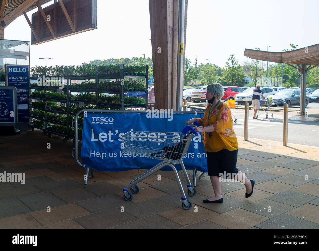 Taplow, Buckinghamshire, Regno Unito. 22 luglio 2021. La stragrande maggioranza delle persone che questa mattina andavano al supermercato Tesco indossava maschere facciali. Anche se le maschere facciali non sono più obbligatorie nei negozi a seguito di Boris Johnson che sollevano il blocco Covid-19 il lunedì, molte persone continuano a portarle come il numero di casi positivi Covid-19 spirale fuori controllo ancora una volta. Credit: Maureen McLean/Alamy Live News Foto Stock