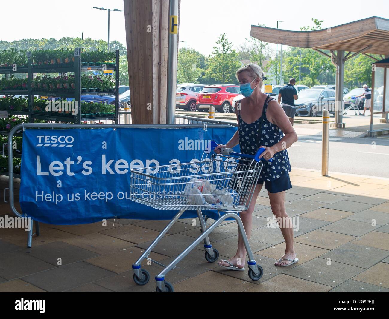 Taplow, Buckinghamshire, Regno Unito. 22 luglio 2021. La stragrande maggioranza delle persone che questa mattina andavano al supermercato Tesco indossava maschere facciali. Anche se le maschere facciali non sono più obbligatorie nei negozi a seguito di Boris Johnson che sollevano il blocco Covid-19 il lunedì, molte persone continuano a portarle come il numero di casi positivi Covid-19 spirale fuori controllo ancora una volta. Credit: Maureen McLean/Alamy Live News Foto Stock
