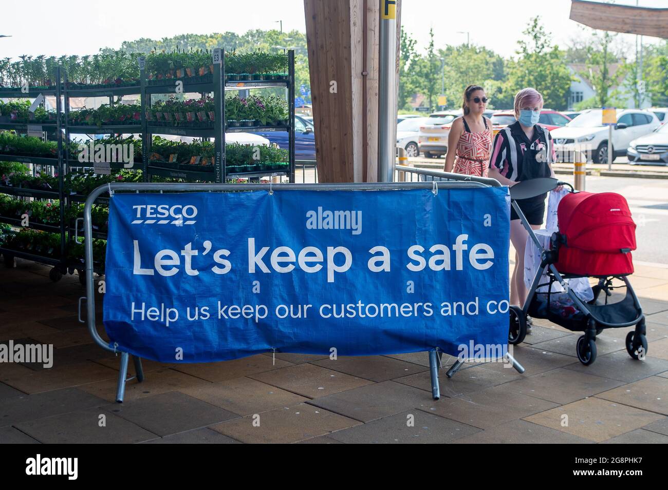 Taplow, Buckinghamshire, Regno Unito. 22 luglio 2021. La stragrande maggioranza delle persone che questa mattina andavano al supermercato Tesco indossava maschere facciali. Anche se le maschere facciali non sono più obbligatorie nei negozi a seguito di Boris Johnson che sollevano il blocco Covid-19 il lunedì, molte persone continuano a portarle come il numero di casi positivi Covid-19 spirale fuori controllo ancora una volta. Credit: Maureen McLean/Alamy Live News Foto Stock