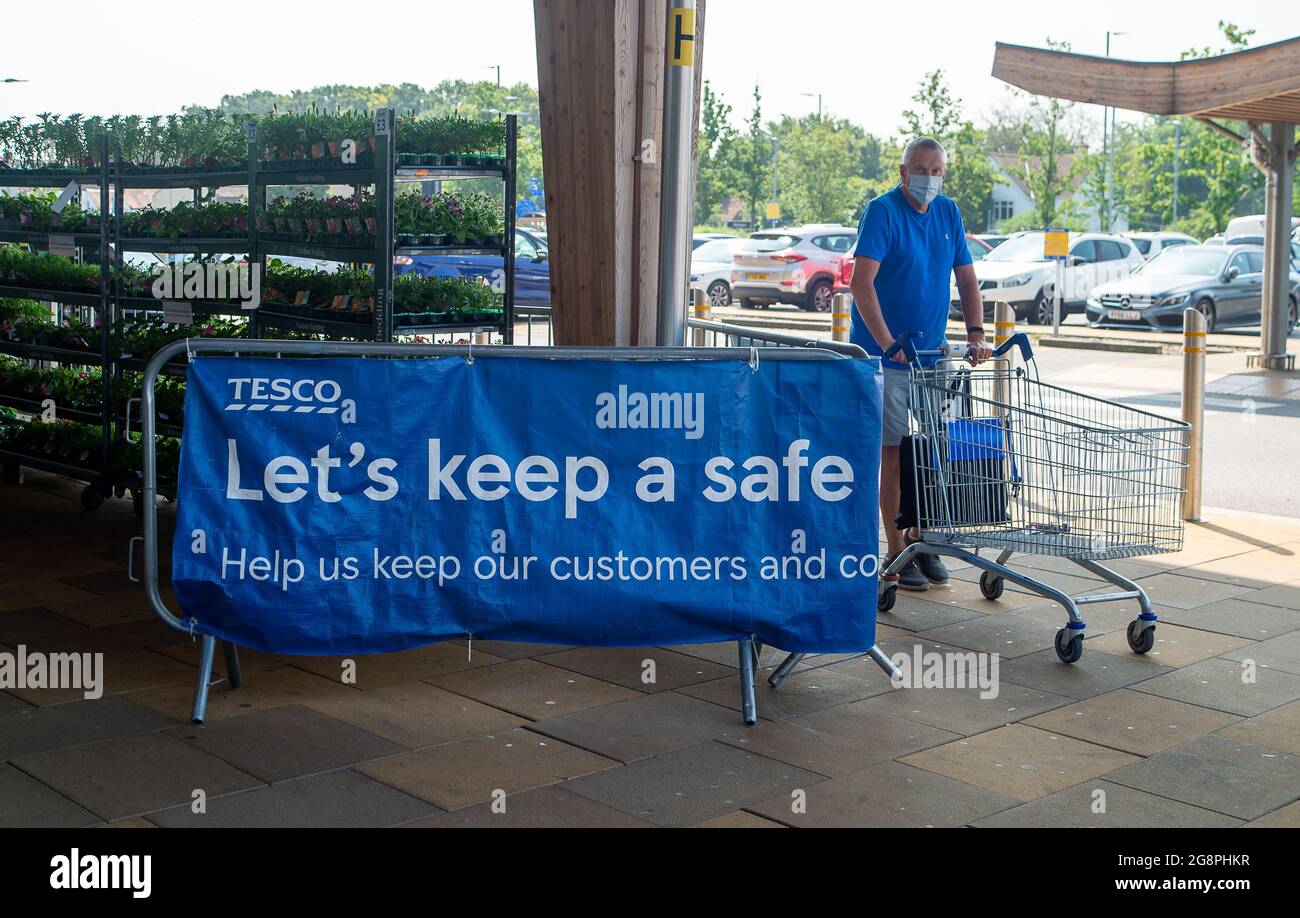 Taplow, Buckinghamshire, Regno Unito. 22 luglio 2021. La stragrande maggioranza delle persone che questa mattina andavano al supermercato Tesco indossava maschere facciali. Anche se le maschere facciali non sono più obbligatorie nei negozi a seguito di Boris Johnson che sollevano il blocco Covid-19 il lunedì, molte persone continuano a portarle come il numero di casi positivi Covid-19 spirale fuori controllo ancora una volta. Credit: Maureen McLean/Alamy Live News Foto Stock