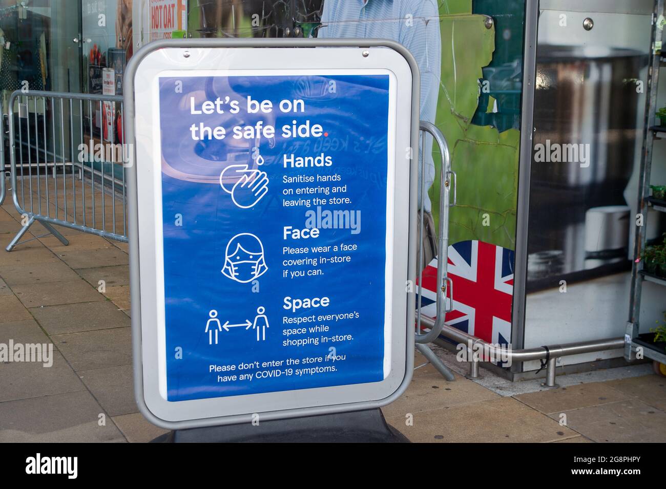 Taplow, Buckinghamshire, Regno Unito. 22 luglio 2021. La stragrande maggioranza delle persone che questa mattina andavano al supermercato Tesco indossava maschere facciali. Anche se le maschere facciali non sono più obbligatorie nei negozi a seguito di Boris Johnson che sollevano il blocco Covid-19 il lunedì, molte persone continuano a portarle come il numero di casi positivi Covid-19 spirale fuori controllo ancora una volta. Credit: Maureen McLean/Alamy Live News Foto Stock