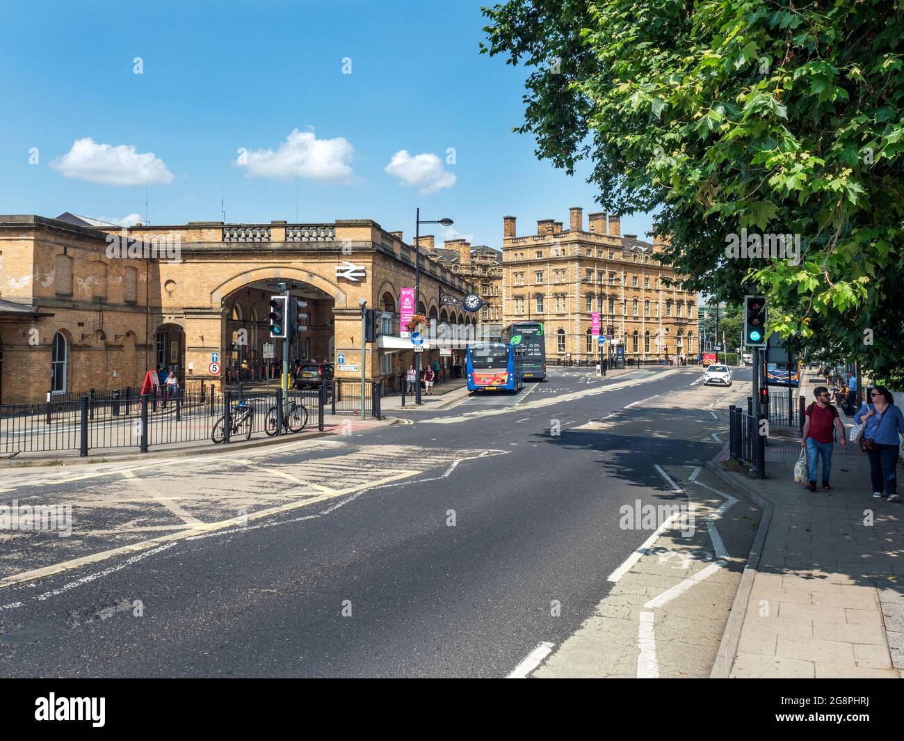 Station Road in estate con la stazione ferroviaria e l'hotel sulla sinistra in York Yorkshire Inghilterra Foto Stock