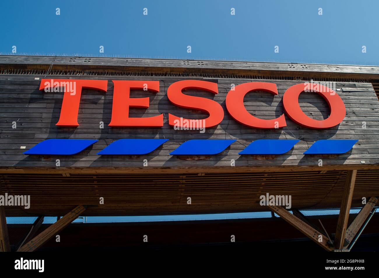 Taplow, Buckinghamshire, Regno Unito. 22 luglio 2021. La stragrande maggioranza delle persone che questa mattina andavano al supermercato Tesco indossava maschere facciali. Anche se le maschere facciali non sono più obbligatorie nei negozi a seguito di Boris Johnson che sollevano il blocco Covid-19 il lunedì, molte persone continuano a portarle come il numero di casi positivi Covid-19 spirale fuori controllo ancora una volta. Credit: Maureen McLean/Alamy Live News Foto Stock