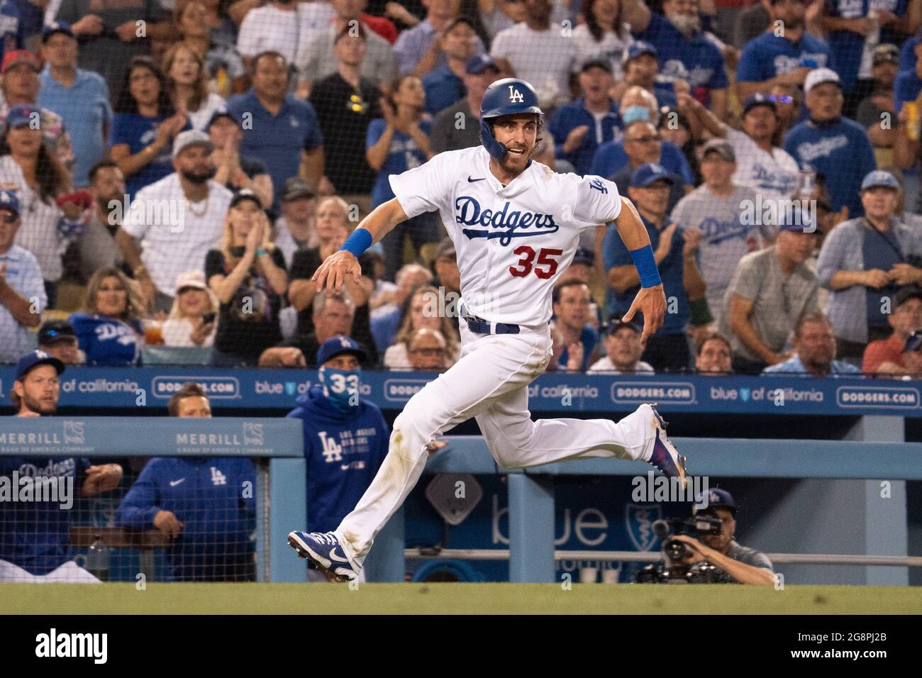 Il fielder del centro di Los Angeles Dodgers Cody Bellinger (35) guarda verso il campo di destra mentre corre a casa durante una partita di MLB contro i San Francisco Giants Foto Stock