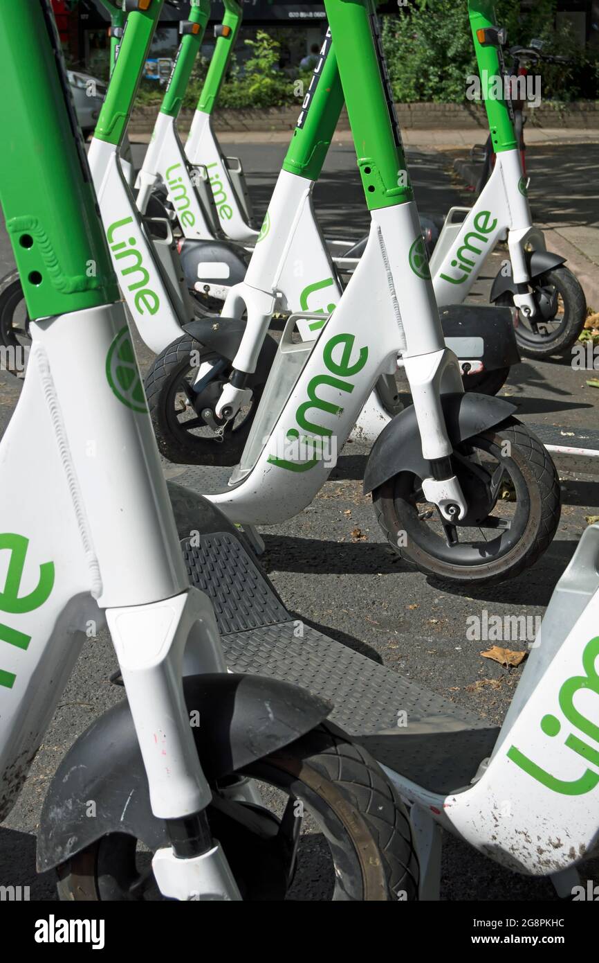 e-scooters forniti dalla società calce e disponibili in affitto durante un periodo di prova nel 2021, in prosciutto, surrey, inghilterra Foto Stock