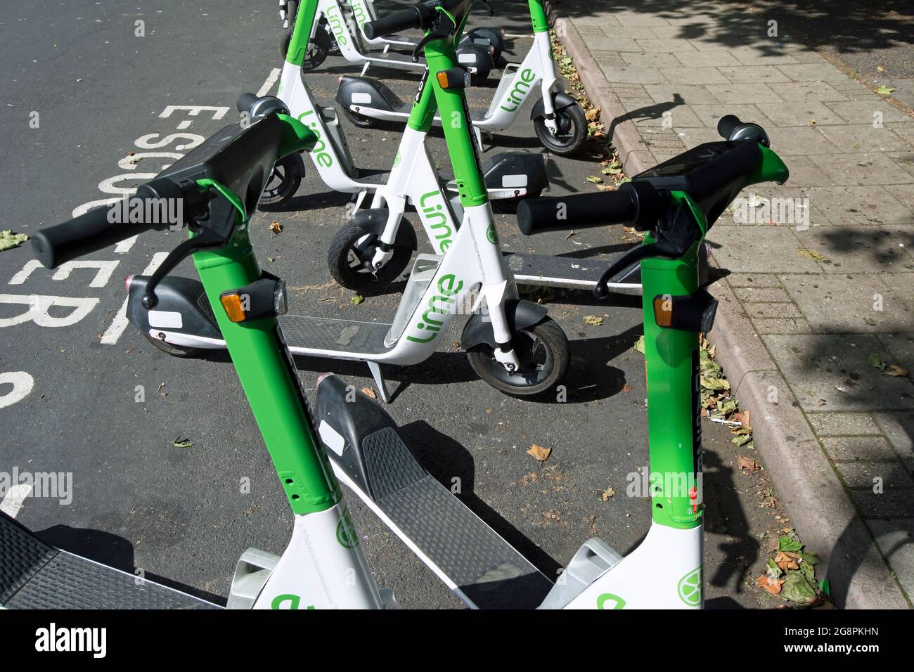 e-scooters forniti dalla società calce e disponibili in affitto durante un periodo di prova nel 2021, in prosciutto, surrey, inghilterra Foto Stock